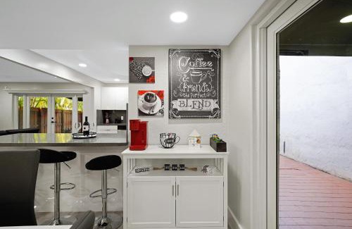 Ludlam Casa | Spacious Updated Home With Office By Pmi