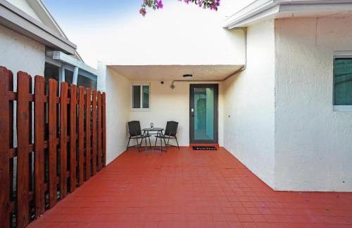 Ludlam Casa | Spacious Updated Home With Office By Pmi