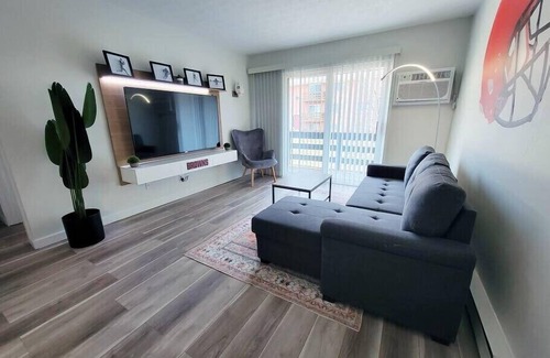 Canton Apartamento | Spacious Upgraded Private HOF Apt - 7 minute walk
