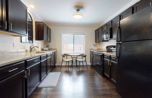 Grosse Pointe Apartamento | Spacious Upper 2BR | Sleeps 8 in Grosse Pointe
