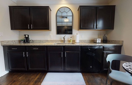 Grosse Pointe Apartamento | Spacious Upper 2BR | Sleeps 8 in Grosse Pointe