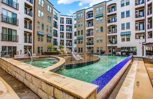 Old East Dallas Apartamento | Spacious Uptown Apartment. Great Location. Free Parking. Pet Friendly!
