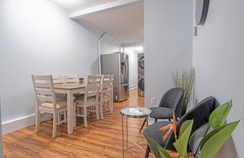 South End Apartamento | Spacious Urban Gem ~ Steps from the Pier ~ Parking