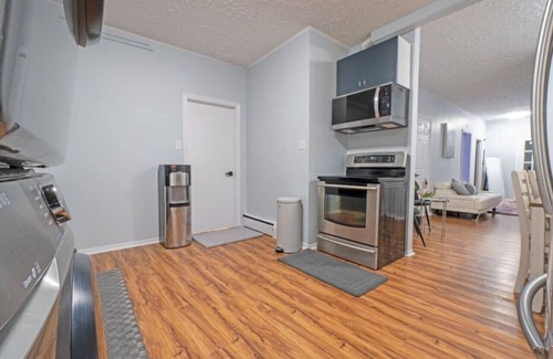 South End Apartamento | Spacious Urban Gem ~ Steps from the Pier ~ Parking