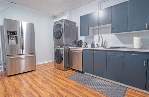 South End Apartamento | Spacious Urban Gem ~ Steps from the Pier ~ Parking