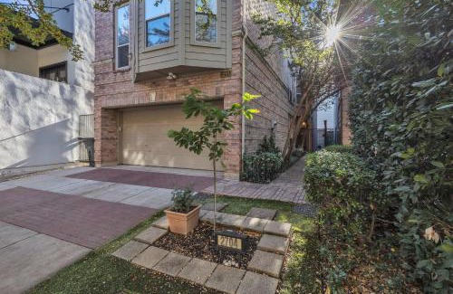 Uptown Casa | Spacious Urban Uptown Retreat townhouse
