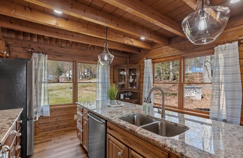 Terrell Casa | Spacious 5-bedroom 3.5 bath log cabin with amazing Lake views and hot tub!