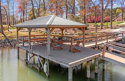 Terrell Casa | Spacious 5-bedroom 3.5 bath log cabin with amazing Lake views and hot tub!