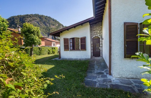 Lavena Ponte Tresa Casa | Amplia casa de vacaciones con jardín, a 100 m del lago, con posibilidad de nadar.