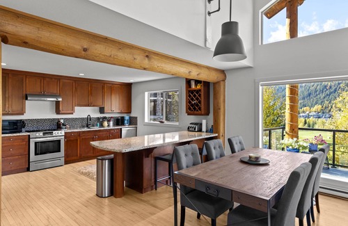 Fairways Casa | Spacious Vacation Home with 3 Bedroom + Loft & Den, 3 Bathroom, Private Hot Tub and Gorgeous Kitchen