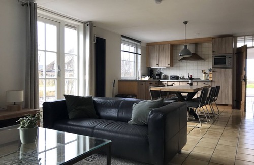 Schoorl Apartamento | Spacious vacation home in farmhouse, only 2 km from beach in nature reserve.
