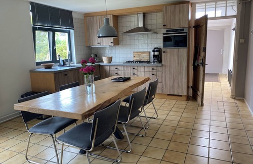 Schoorl Apartamento | Spacious vacation home in farmhouse, only 2 km from beach in nature reserve.