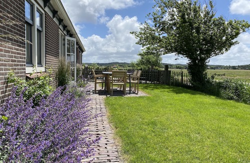 Schoorl Apartamento | Spacious vacation home in farmhouse, only 2 km from beach in nature reserve.