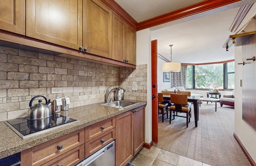 Olympic Valley Condominio | Spacious valley-view ski-in/ski-out fireplace condo w/ pool, hot tub & amenities