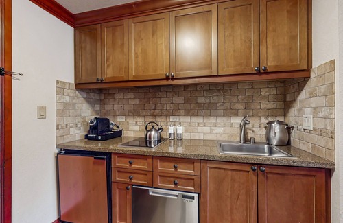 Olympic Valley Condominio | Spacious valley-view ski-in/ski-out fireplace condo w/ pool, hot tub & amenities