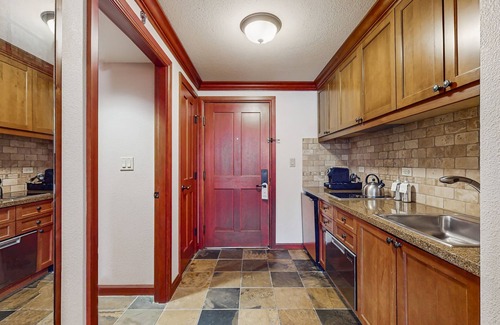 Olympic Valley Condominio | Spacious valley-view ski-in/ski-out fireplace condo w/ pool, hot tub & amenities