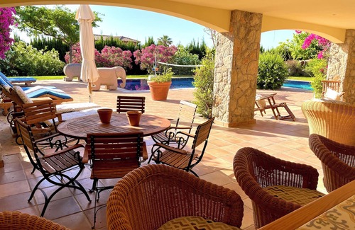 Bonmont Terres Noves Villa | Amplia villa en urbanización cerca del mar