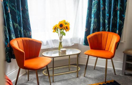 Leicester City Centre Casa | Spacious Victorian for 10 across Royal Infirmary with FREE PARKING
