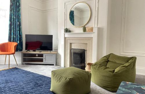 Leicester City Centre Casa | Spacious Victorian for 10 across Royal Infirmary with FREE PARKING