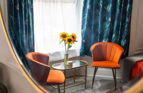 Leicester City Centre Casa | Spacious Victorian for 10 across Royal Infirmary with FREE PARKING