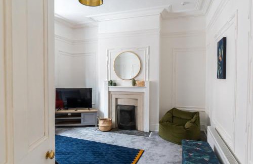 Leicester City Centre Casa | Spacious Victorian for 10 across Royal Infirmary with FREE PARKING