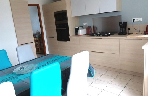 Plougrescant Casa | Amplia villa para 12 con gran jardín cerca del mar.