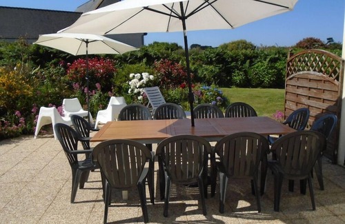 Plougrescant Casa | Amplia villa para 12 con gran jardín cerca del mar.
