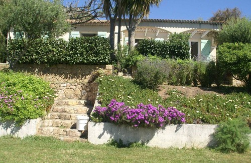 Alata Villa | Espaciosa villa en Alata con jardín privado.