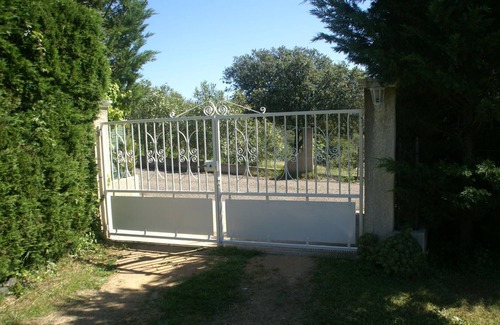 Alata Villa | Espaciosa villa en Alata con jardín privado.