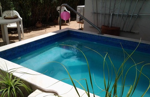 Douglas Villa | Amplia villa privada con piscina profunda, en jardín muy cerca de la playa