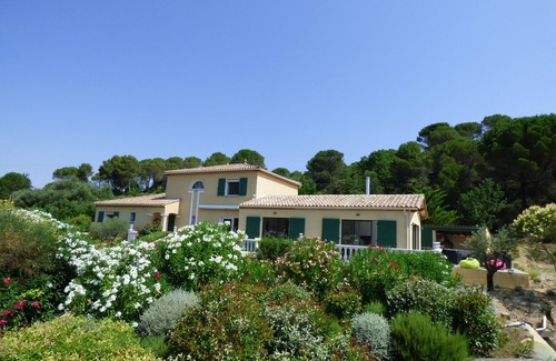 Verzeille Villa | Villa espaciosa con piscina climatizada con vista a viñedos