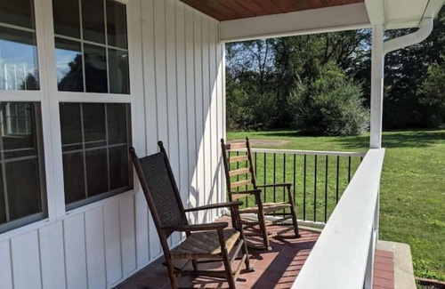 Dunlap Casa | Spacious vintage home with fireplace