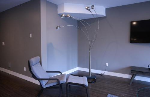Bedford Apartamento | Spacious Walkout Garden-Level Luxe Kitchen