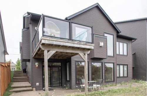 Bedford Apartamento | Spacious Walkout Garden-Level Luxe Kitchen