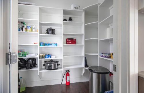 Bedford Apartamento | Spacious Walkout Garden-Level Luxe Kitchen