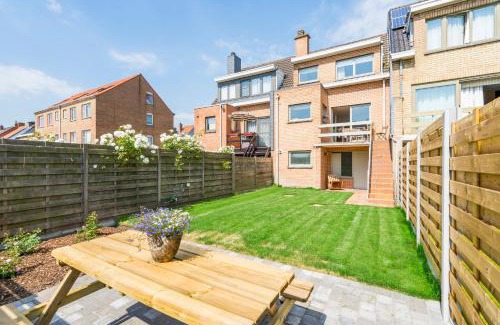 Bredene Apartamento | Spacious, warm and updated Home w parking & garden
