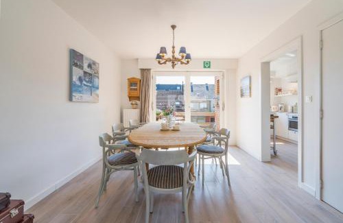 Bredene Apartamento | Spacious, warm and updated Home w parking & garden
