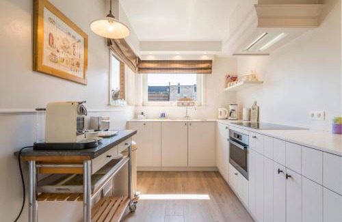 Bredene Apartamento | Spacious, warm and updated Home w parking & garden