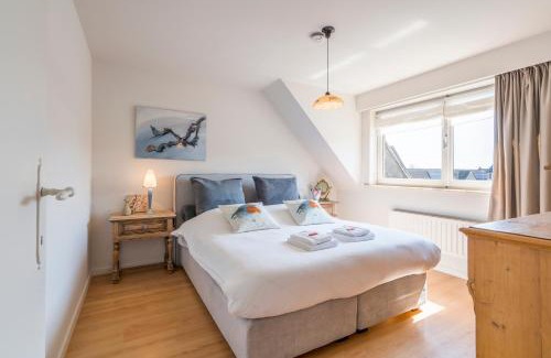Bredene Apartamento | Spacious, warm and updated Home w parking & garden