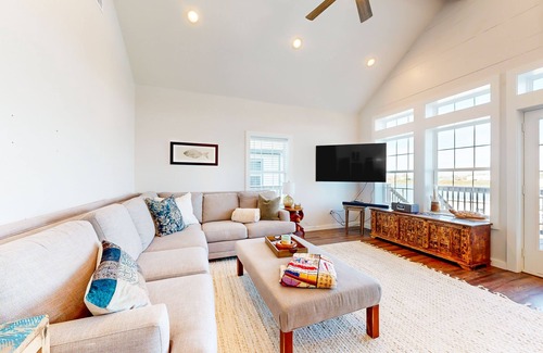 Freeport Casa | Spacious water view home full of nautical charm - balcony, grill, chef's kitchen