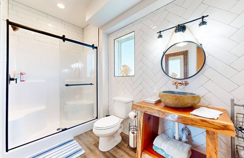 Freeport Casa | Spacious water view home full of nautical charm - balcony, grill, chef's kitchen