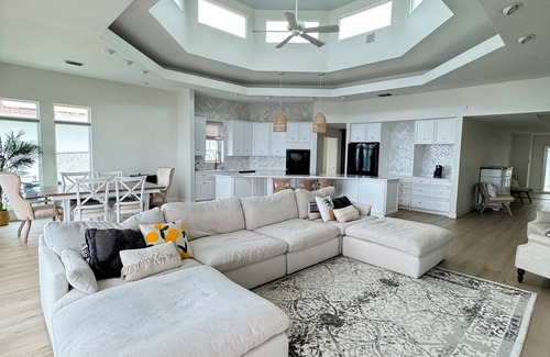 St. Petersburg Casa | Spacious Waterfront Tropical Oasis: Hot Tub, Dock & Turf