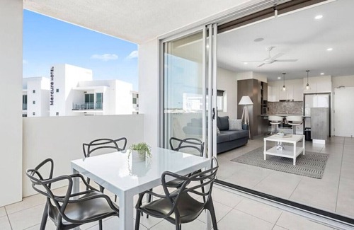 Birtinya Apartamento | Spacious Waterfront apartment (opp Hospital)