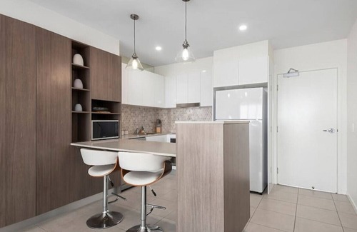 Birtinya Apartamento | Spacious Waterfront apartment (opp Hospital)