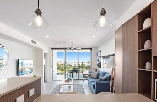 Birtinya Apartamento | Spacious Waterfront apartment (opp Hospital)