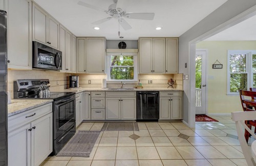 Goodview Casa | Spacious waterfront house w/deck, fire pit & grill, dog-friendly