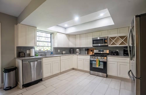 Temple Crest Casa | ☆Spacious Waterfront Oasis☆ Private Dock & Balcony