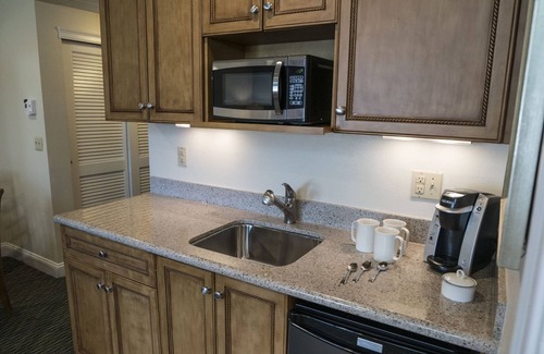 West Yarmouth Complejo | Spacious waterfront townhouse at Cove at Yarmouth