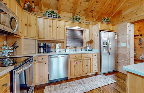 Big Creek Cabina | Spacious waterfront property with deck, hot tub, kayak, fireplace, & central AC