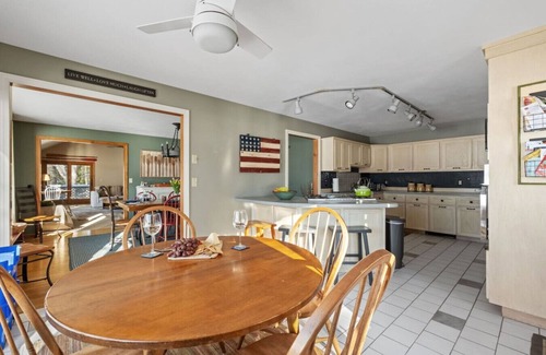 New Durham Apartamento | Scenic LAKEFRONT 5BR~Dock, Trail, Kayaks + Firepit